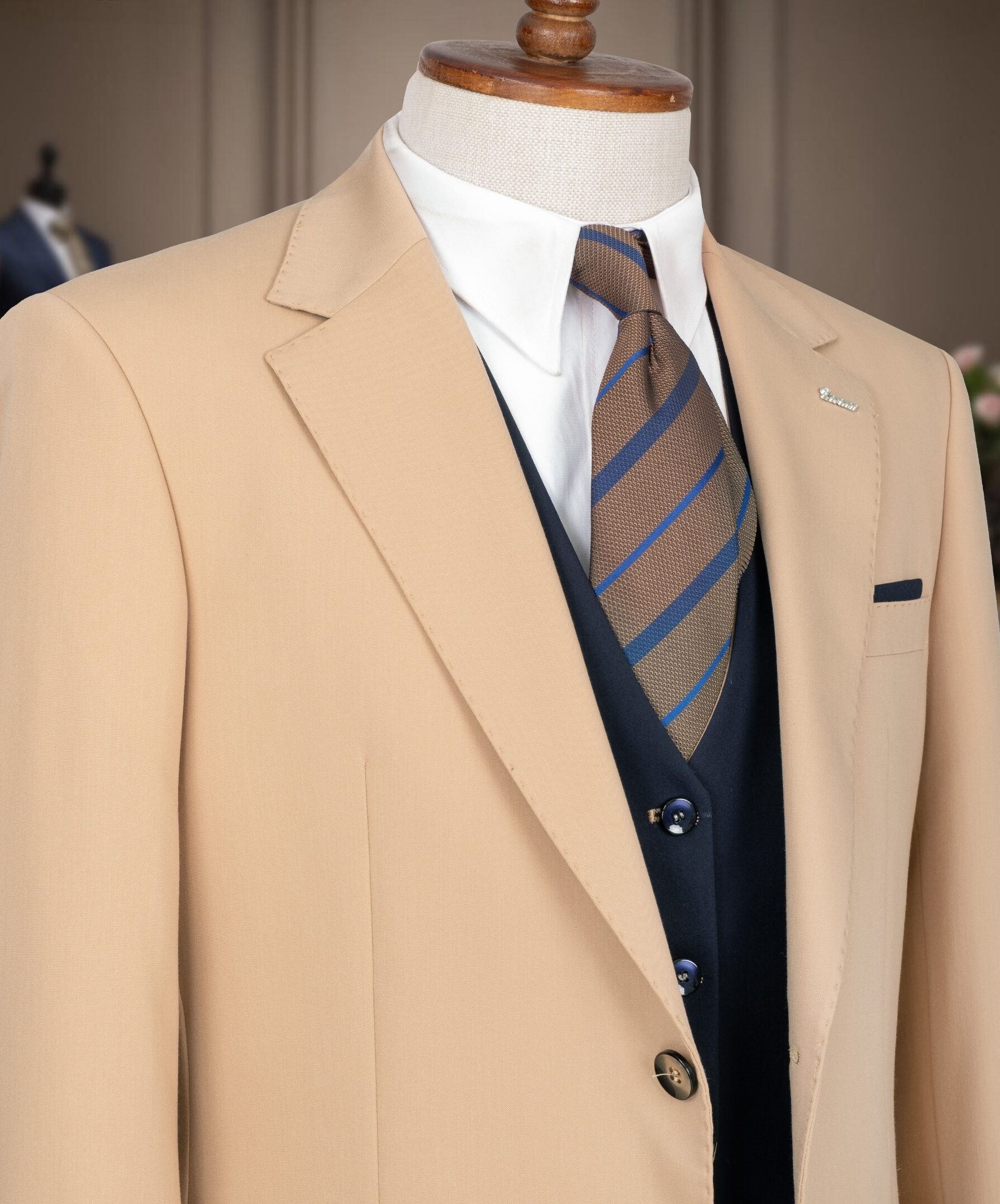 Stylish Three-Piece Suit - Image 2